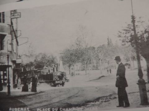 Arrivée du tram à vapeur place du champ de Mars.JPG