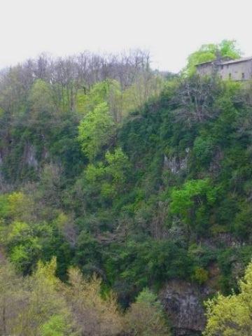 Auberge au dessus de la falaise