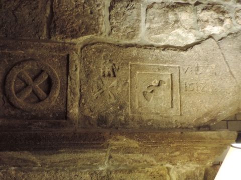 Croix de Malte en partie effacée