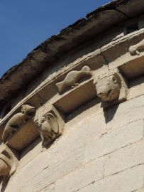 Frise de modillons à Chambonas