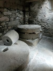 Meules du Moulin de Marceau à Faugères